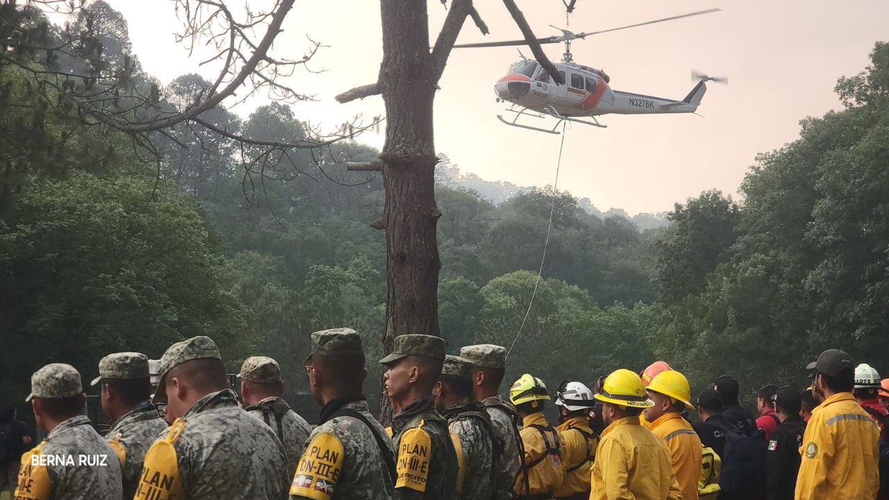 A pesar de los fuertes vientos que han complicado el control del incendio, se espera el apoyo adicional de aeronaves de la Fuerza Aérea Mexicana. Foto: Rafael Enriquez.