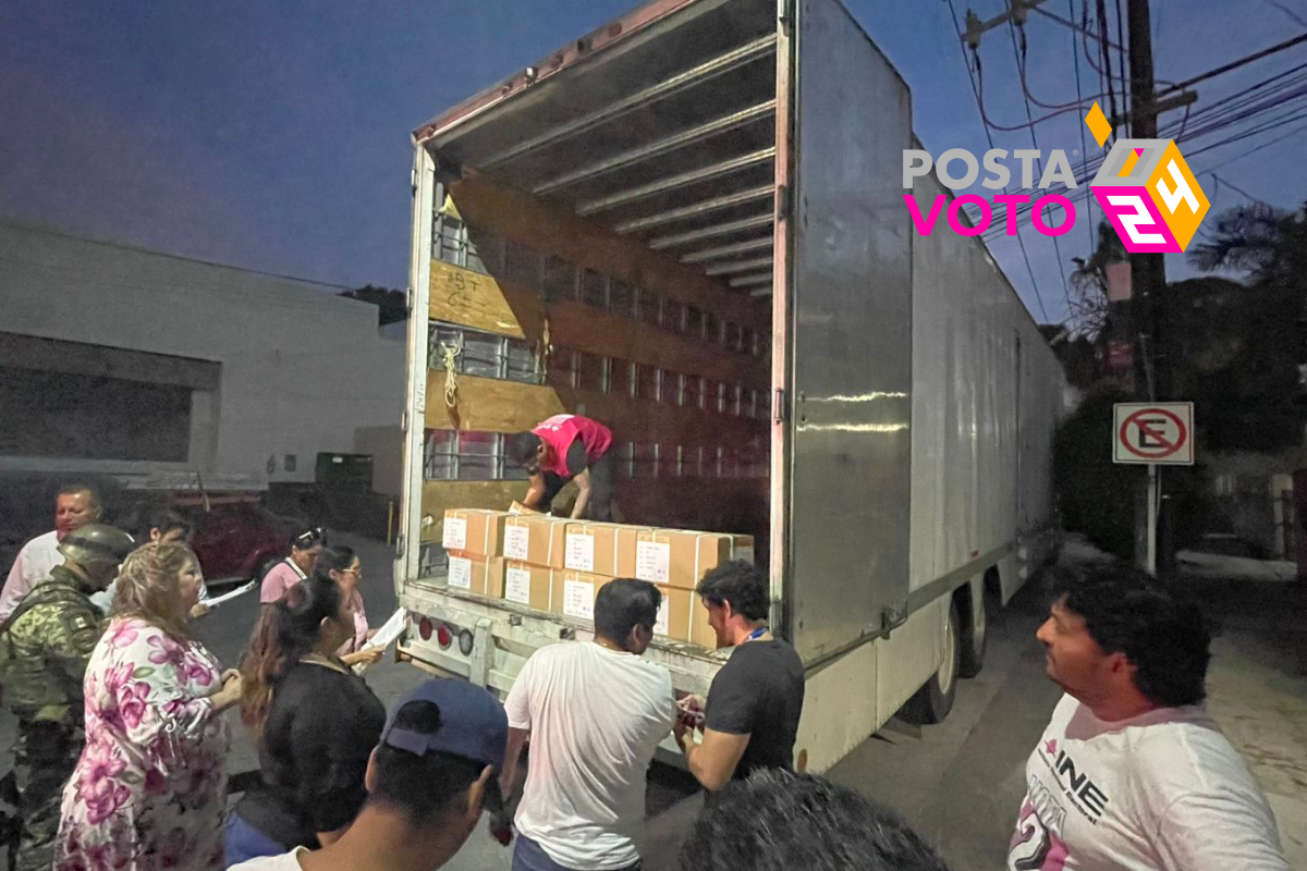 El camión con el material electoral arribó la noche del miércoles a la Junta Distrital 08 de Tampico. Foto: Axel Hassel