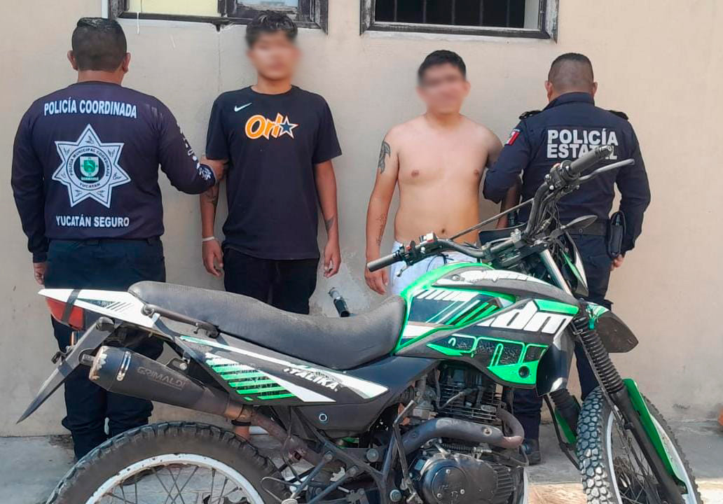 Dos sujetos fueron detenidos por el robo de una moto que fue captado por cámaras particulares instaladas cerca del predio donde ocurrió el hurto.- Foto de Telesur Yucatán