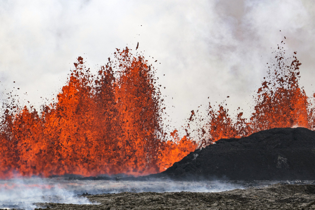 Un volcán expulsa lava en Grindavik, Islandia, el miércoles 29 de mayo de 2024. (AP Foto/Marco di Marco)