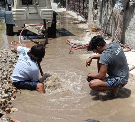 Personal de la Japay repara gran fuga de agua en una calle del Centro