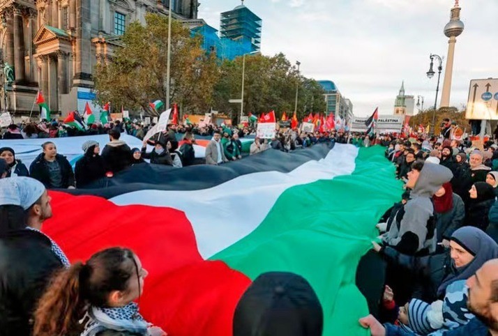 Manifestantes de universidades españolas y plazas públicas en pro del reconocimiento de Palestina como país. Foto: RTVE.