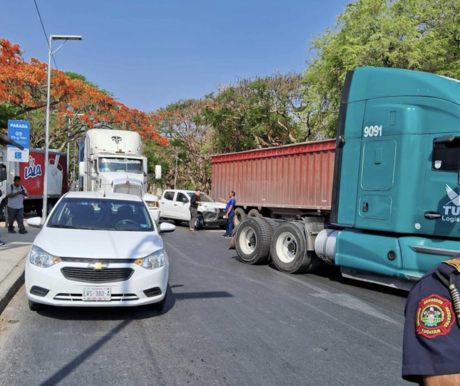 Carambola deja siete vehículos dañados en la Avenida Internacional de Mérida