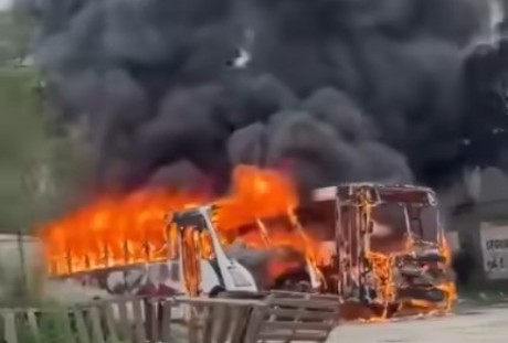 Incendio consume dos camiones en Apodaca