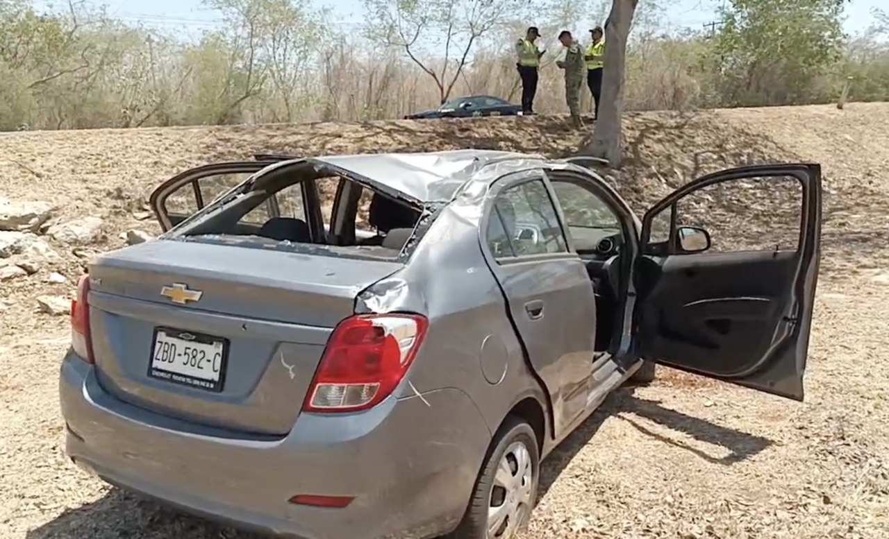 Un accidente se registró la mañana de este lunes en el periférico de Mérida que dejó como saldo un vehículo dañado.- Foto de Quadratín Yucatán