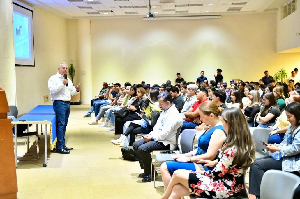 El alcalde platicó con estudiantes de UAdeC. (Fotografía: Gobierno de Torreón)