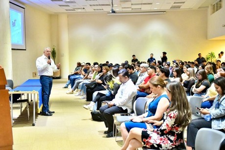 Dialoga alcalde de Torreón con estudiantes de FAFF de UAdeC