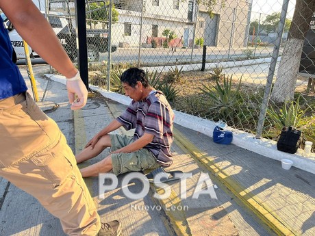 Vecinos y Fuerza Civil asisten a hombre con convulsiones en Monterrey