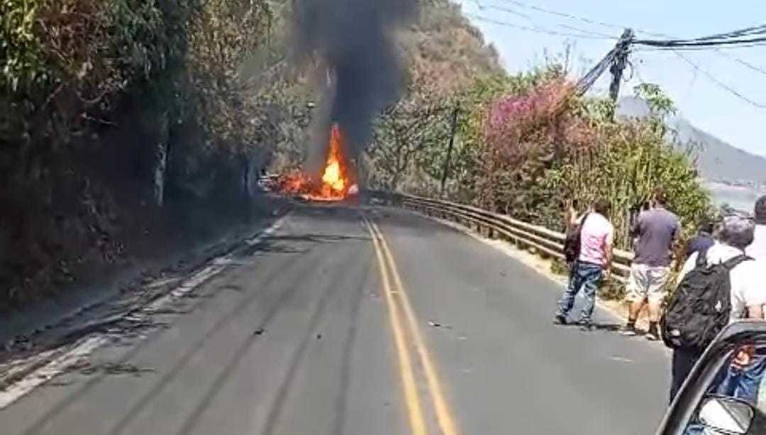 Arden dos vehículos en Valle de Bravo. Foto: Captura de pantalla