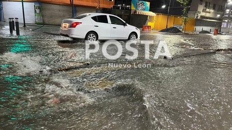Lluvias inundan calle Ocampo en el Centro de Monterrey