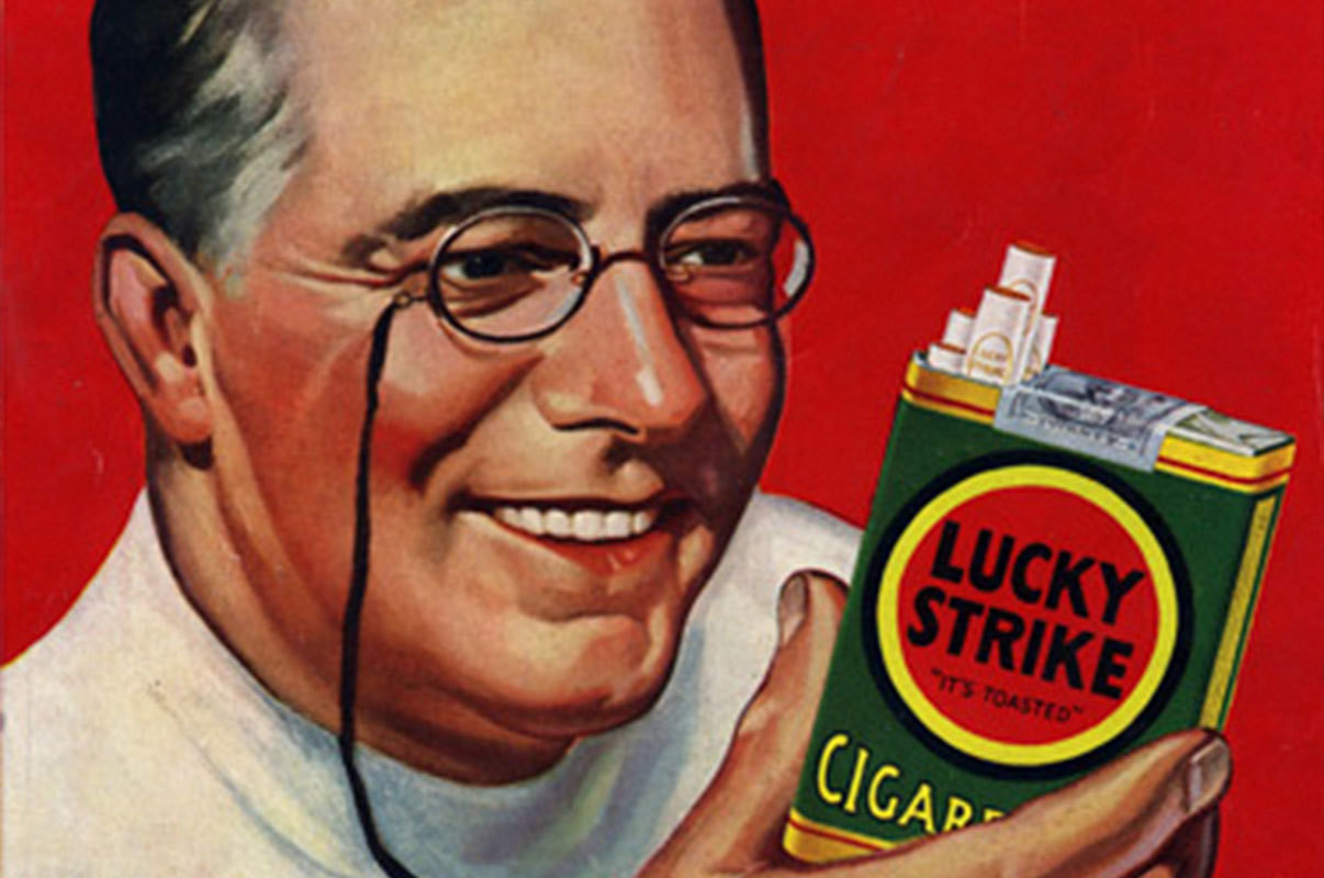 Antigua publicidad de un doctor recomendando fumar tabaco. I Foto: Publicidad UDP.