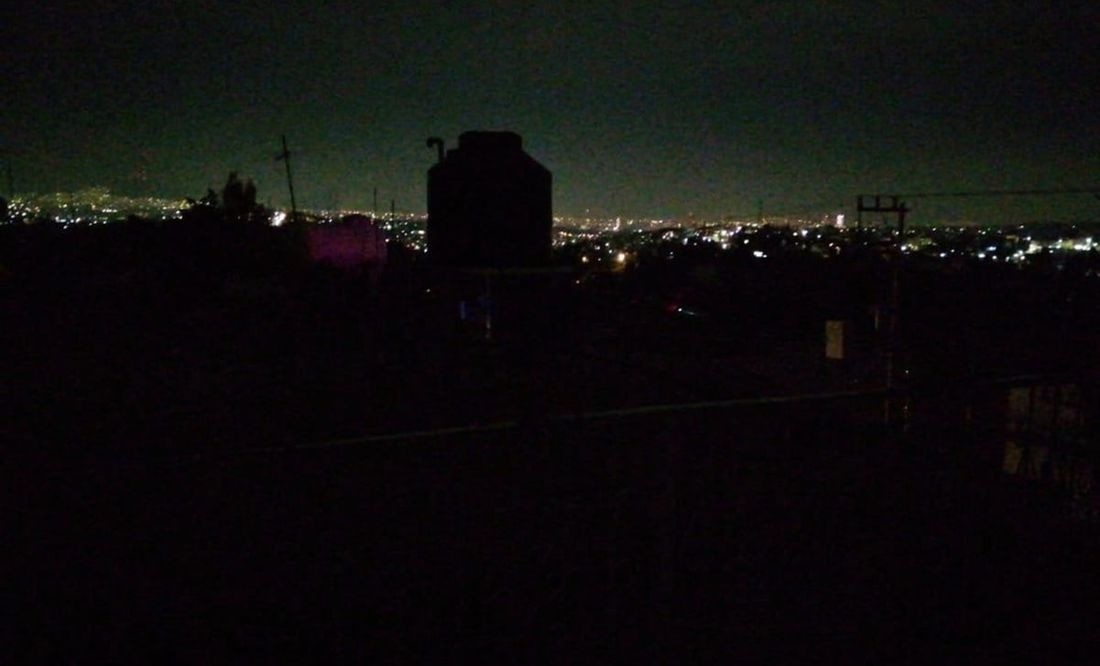 Zonas residenciales quedaron a oscuras por falta de suministro eléctrico Foto: Especial