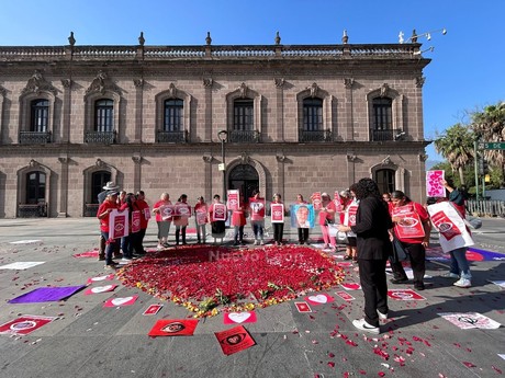 Madres buscadoras protestan en Palacio, piden atención de las autoridades