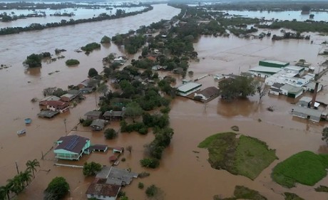 Dejan fuertes lluvias 10 muertos y 21 desaparecidos al sur de Brasil (VIDEO)