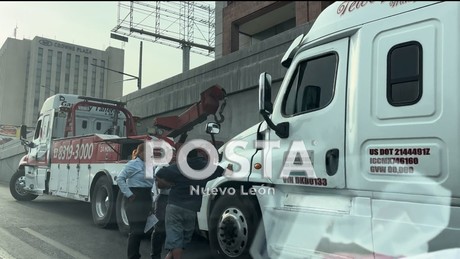 Provoca tráiler caos vial en avenida Constitución en Monterrey