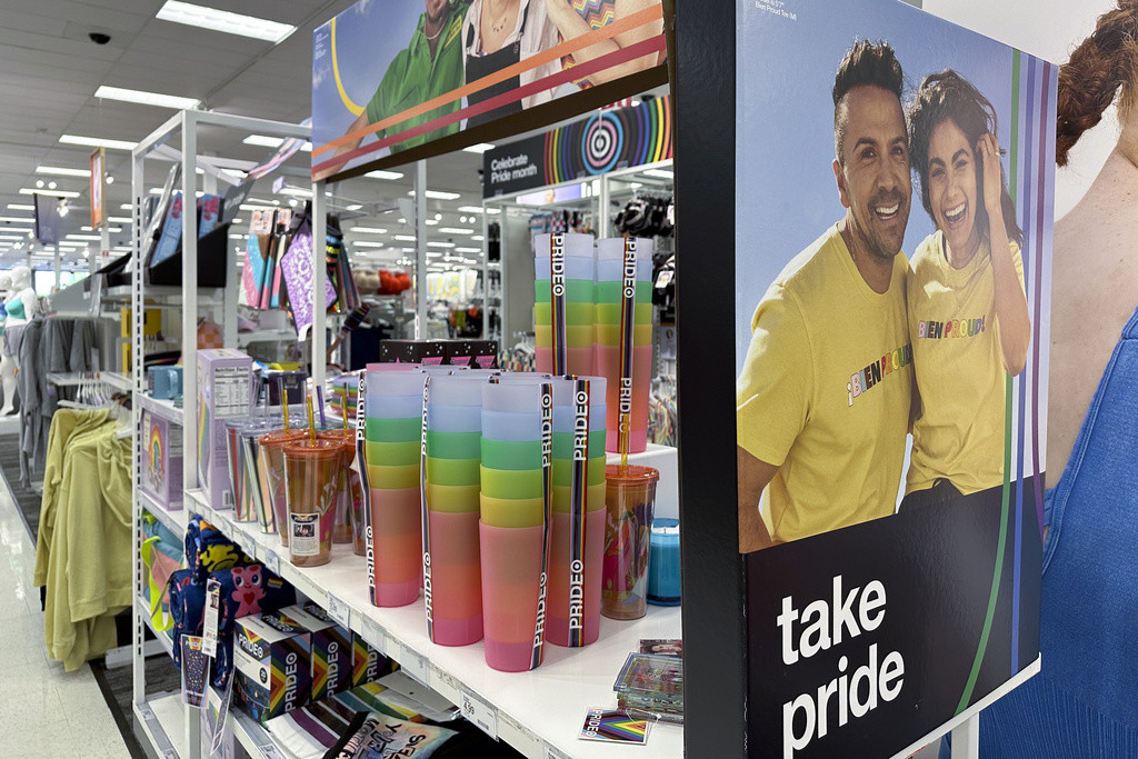 Artículos del mes del Orgullo de la comunidad LGBTQ  en una tienda de Target, el 4 de mayo de 2023, en Nashville, Tennessee. (AP Foto/George Walker IV, Archivo)