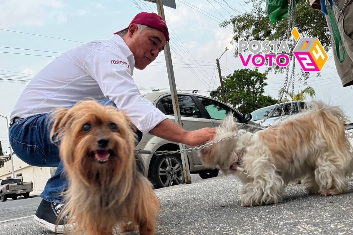 Víctor David Guerrero, candidato por Morena a la alcaldía de San Nicolás, junto a dos perritos. Foto: Morena Nuevo León
