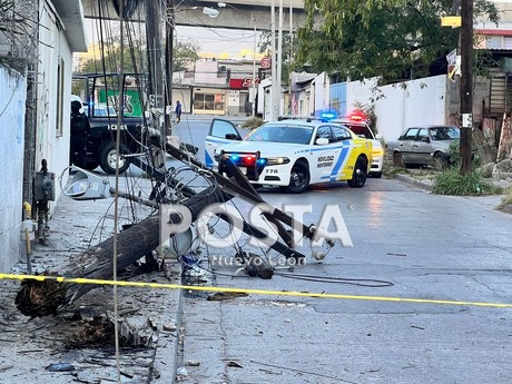 Hombre roba camioneta de funeraria y la choca en Monterrey