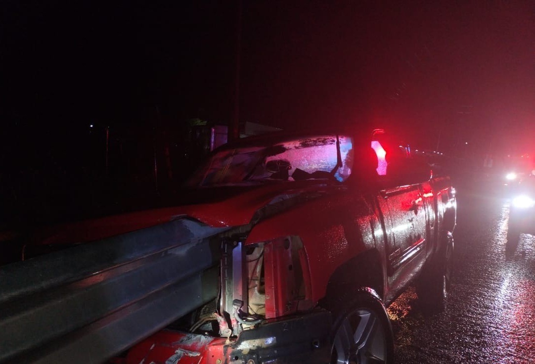 La camioneta del conductor que sobrevivió al fuerte accidente en Allende. Foto: Al Día N.L.