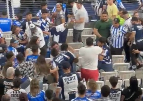 Pelean aficionados tras eliminación de Rayados (VIDEO)