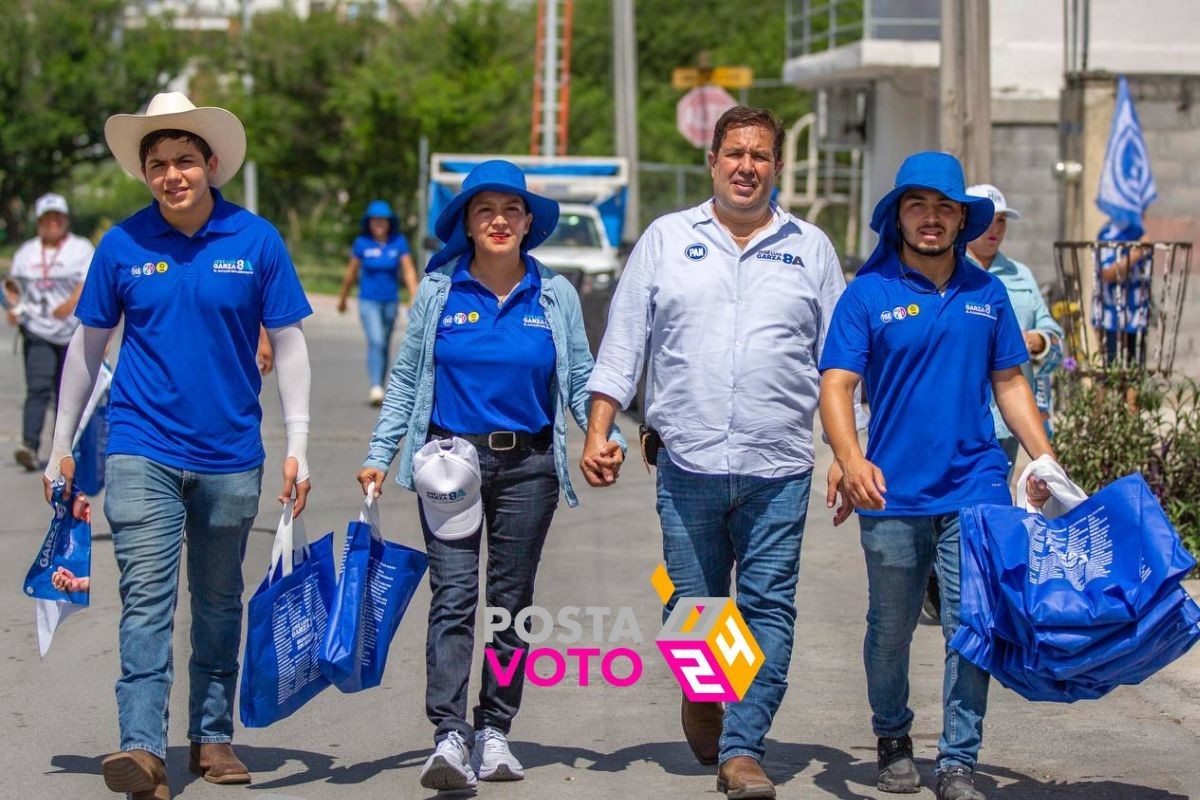 El candidato José Luis Garza Ochoa caminando por calles de Guadalupe con su equipo de campaña. Foto: Coalición Fuerza y Corazón X Nuevo León
