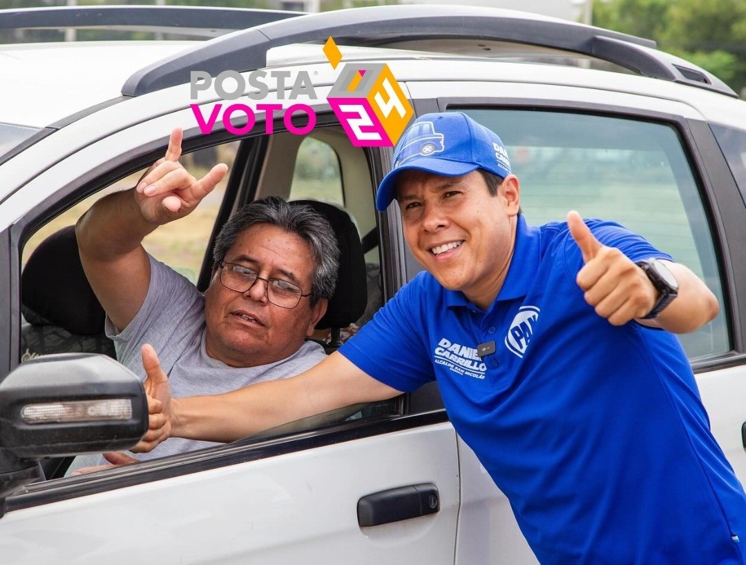 Daniel Carrillo junto a un ciudadano del municipio de San Nicolás de los Garza. Foto: Facebook Daniel Carrillo.