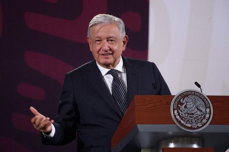 AMLO Presidente de México anuncia aumento salarial del 10% para docentes