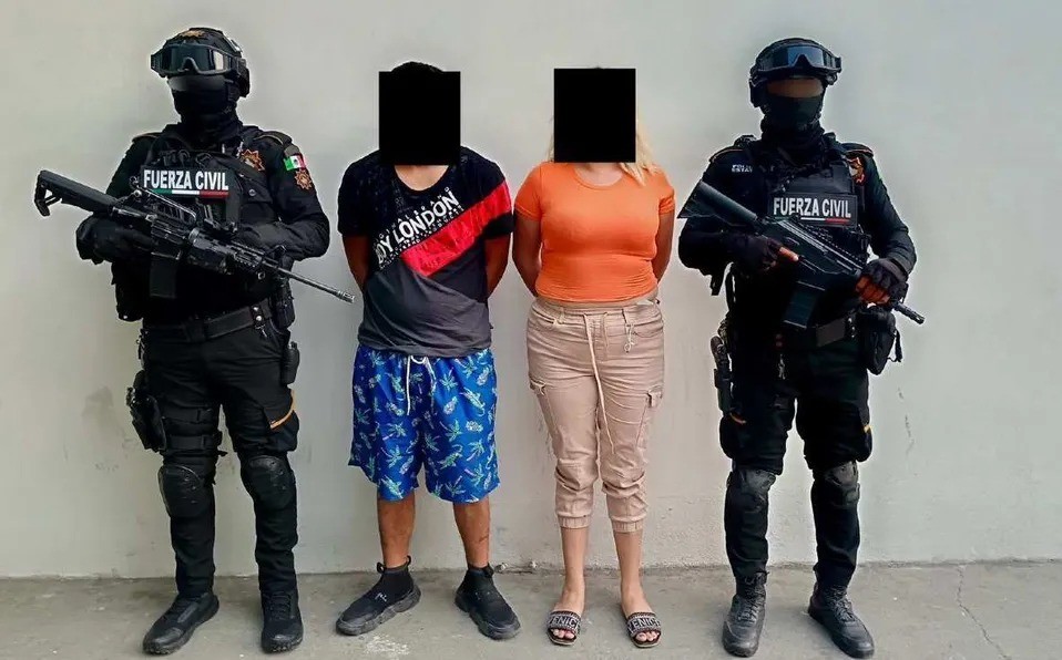 La pareja detenida con droga en el municipio de Apodaca. Foto: Fuerza Civil.