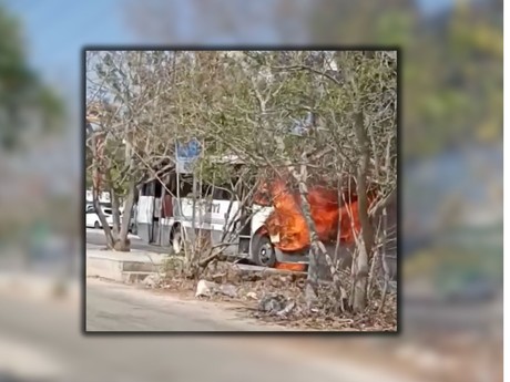 Camión de pasaje fue consumido por las llamas  en la Avenida Yucatán (VÍDEO)