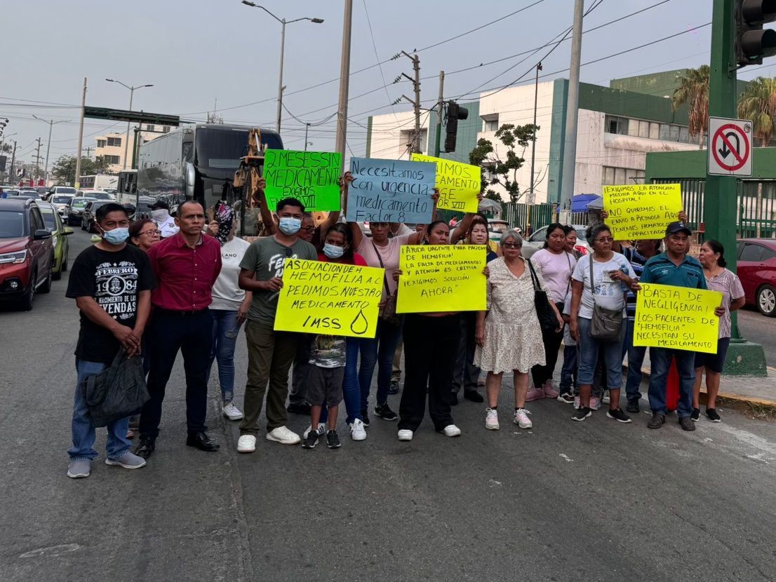 Un grupo de padres de familia bloquearon el bulevar Adolfo López Mateos en Ciudad Madero, en protesta por la falta de medicamentos para Hemofilia en el Hospital del IMSS. Foto: Axel Hassel