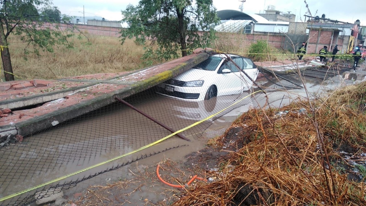 A causa de los fuertes vientos, dos personas perdieron la vida. Imagen: @pciviledomex