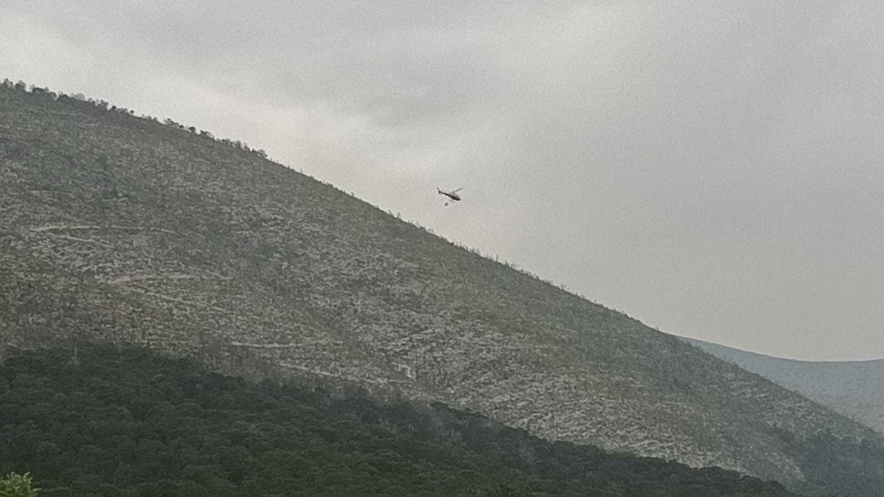 El helicóptero ya se encuentra en la zona realizando descargas de retardante. (Fotografía: Redes sociales)