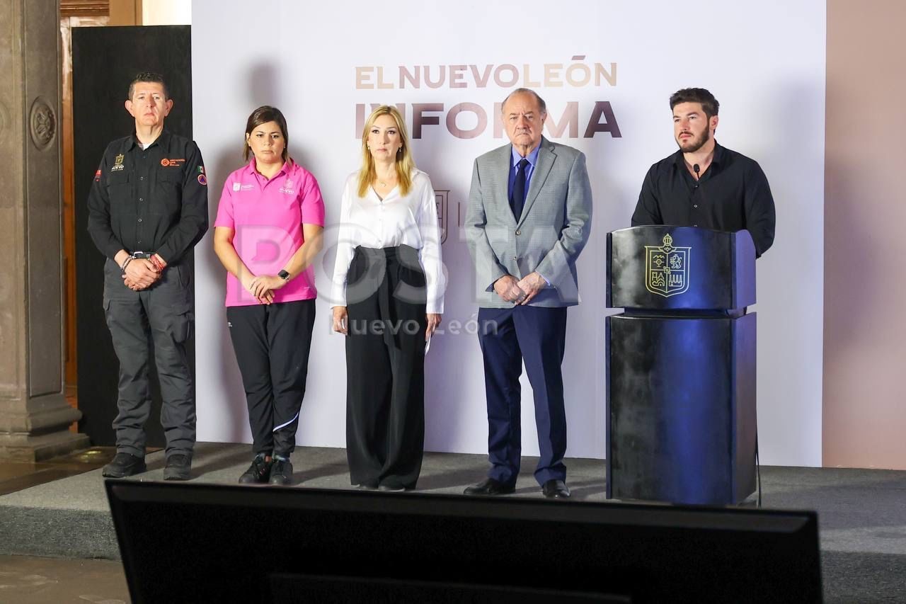 El gobernador Samuel García con los miembros de su gabinete Javier Navarro, Alma Rosa Marroquín y Erik Cavazos dando el parte informativo de lo ocurrido. Foto: Rosy Sandoval.