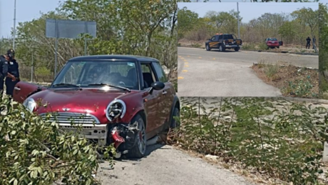 Universitaria destroza su auto tras tomar una glorieta a exceso de velocidad