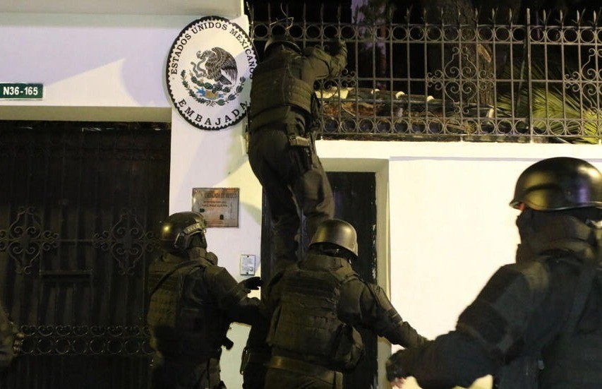 Elementos del Ejército ecuatoriano que ingresaron a la embajada de México en Ecuador para detener al expresidente ecuatoriano. Foto: France 24.