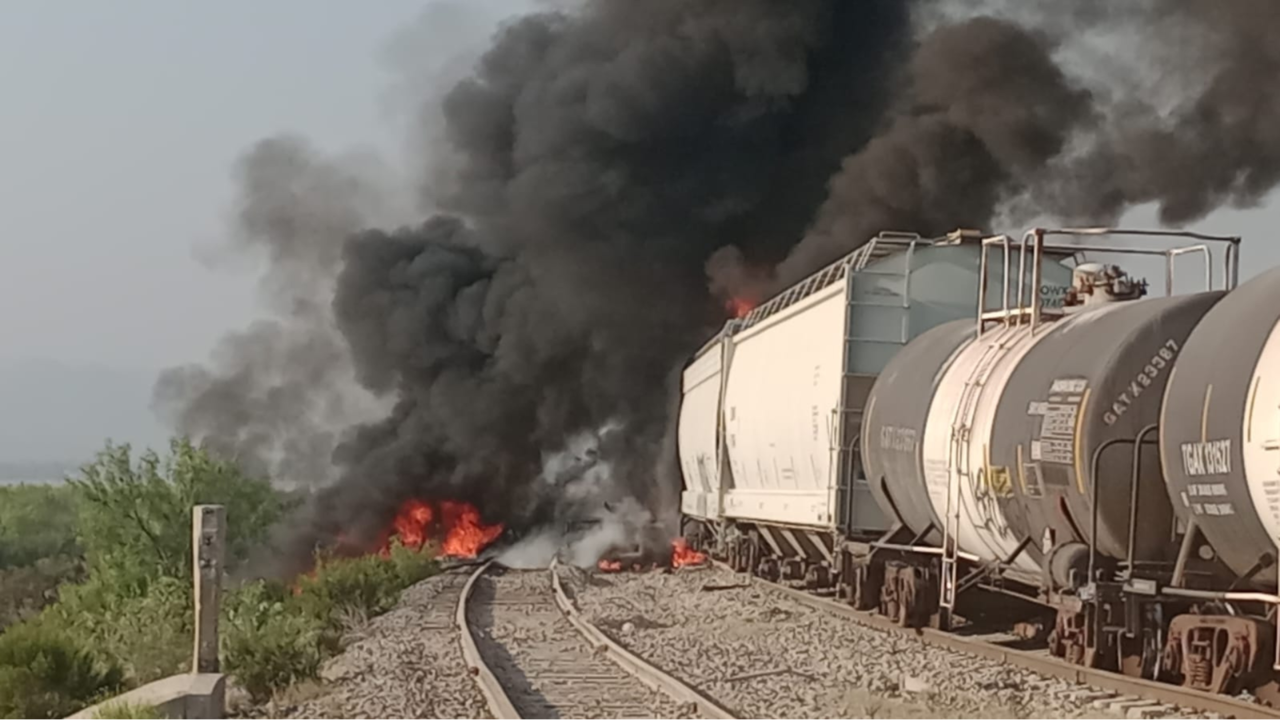 Tren de Ferromex incendiado por la colisión / Foto: Subsecretaría de Protección Civil de Coahuila
