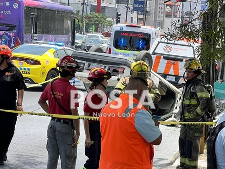 Busca automovilista estrellarse para evitar tragedia al sur de Monterrey