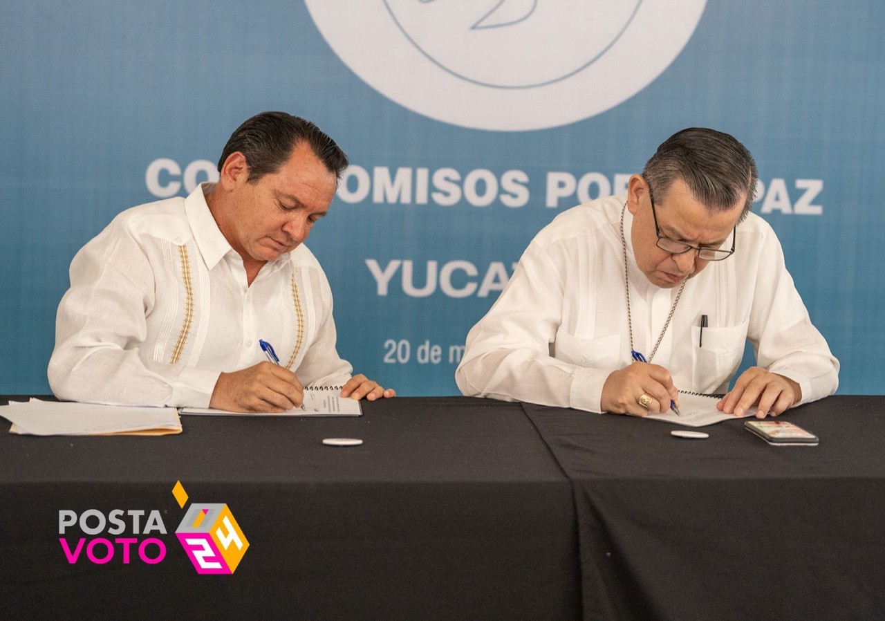 El candidato a la gubernatura de Yucatán por Morena, en la firma del Compromiso por la Paz junto al Arzobispo de Yucatán. Foto: Cortesía