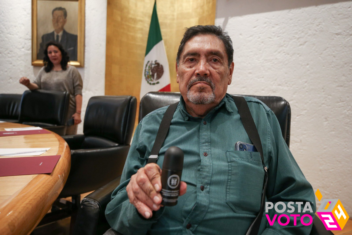 Filiberto Vázquez Dávila mostrando tinta indeleble para la elecciones en México. Foto: X / @IPN_MX
