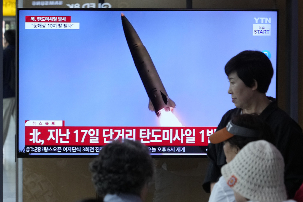 Un noticiario transmite una imagen de archivo de un lanzamiento de misiles de Corea del Norte en la estación ferroviaria de Seúl, en Corea del Sur, el jueves 30 de mayo de 2024. (AP Foto/Ahn Young-joon)