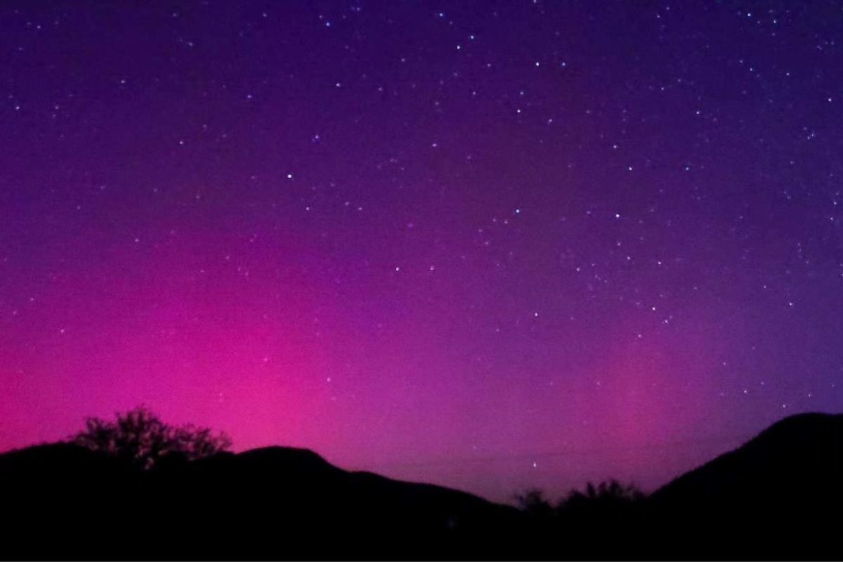 Cielo coloreado por aurora boreal en Sonora. Foto: Eleazar Escobar (EL IMPARCIAL)