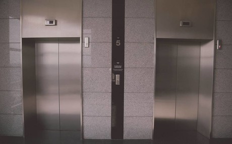 Rescate en elevador: Adulto mayor y mujer atrapados en IMSS de Mérida