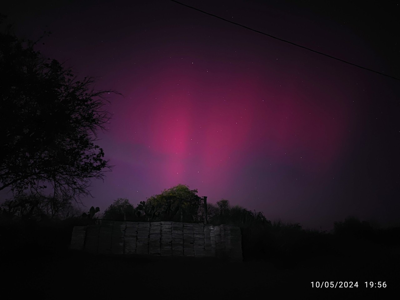Según Space Weather Watch, una cuenta especializada en meteorología espacial, se había pronosticado la posibilidad de que se pudieran observar auroras en México durante la noche. Foto: X (@TheMaxiArte).