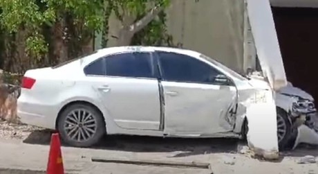 Conductora irresponsable provoca destrozos en Montebello de Mérida
