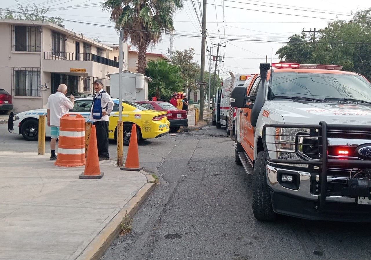 Elementos de la Policía de Monterrey y Protección Civil cubriendo la zona del accidente vial. Foto: Protección Civil de Nuevo León.
