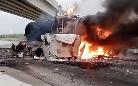 Vuelca pipa con diésel y se incendia en la autopista a Reynosa en Cadereyta