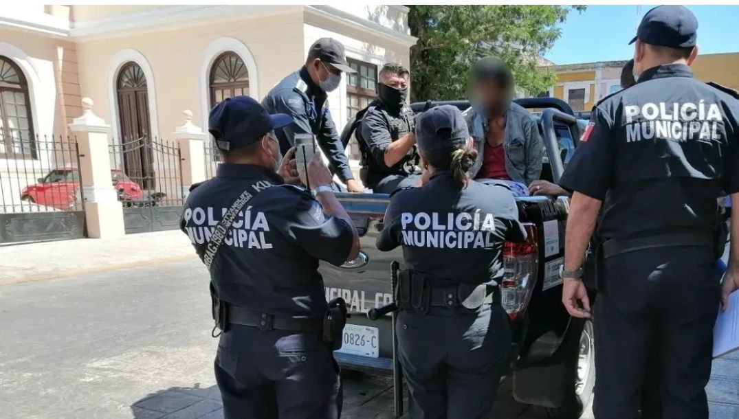 Detienen a un hombre en el centro de Mérida. Foto: Redes sociales