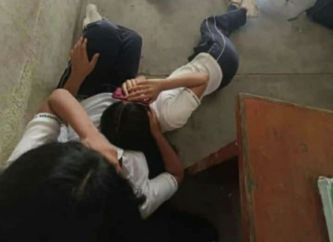 Niños escondidos por el susto por la balacera. Foto: Marcrix Noticias.
