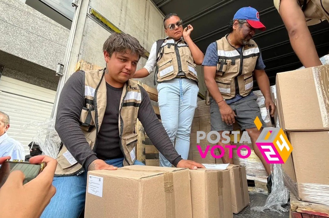 Personal del IEE de Puebla descargando las cajas con boletas electorales para las elecciones. Foto: El Sol de Puebla.