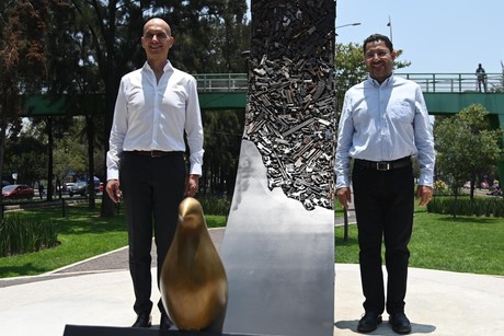 Martí Batres presenta monumento de Paz creado con armas de fuego trituradas